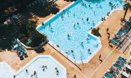 Vue du ciel des piscines extérieures au Bois Dormant