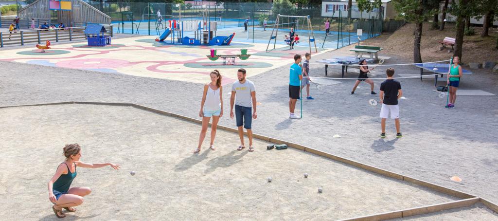 Pétanque au camping Les Pierres Couchées